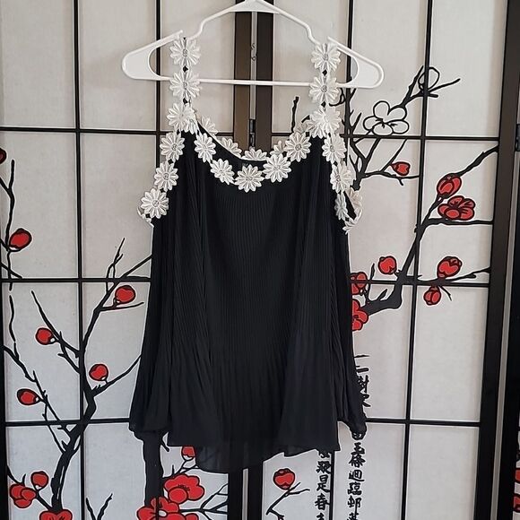 International Concepts The Rose Cold ShoulderTop in black and white - Picture 1 of 8